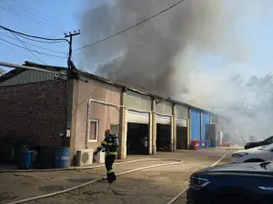 Incendiu masiv la un service auto - Foto: ISU București - Ilfov