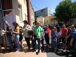 Coadă la una dintre secțiile de vot din București. FOTO: Inquam Photos / George Călin