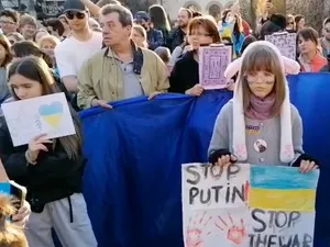 Sute de români și ucraineni protestează în fața Ambasadei Rusiei la București - Foto: captură Facebook