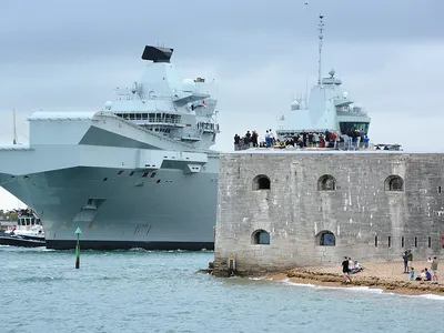 Portavionul Royal Navy HMS Queen Elizabeth, ancorat lângă HMS Prince of Wales la Portsmouth, în Hampshire. Nava participă la exercițiul NATO Steadfast Defender - Foto: Profimedia Images