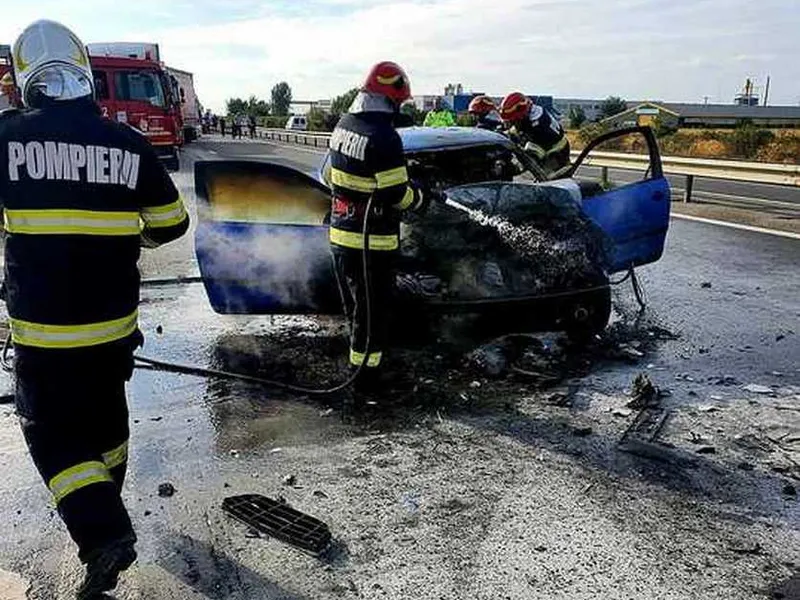 Accident între un autoturism şi un autocar cu 30 de pasageri, pe A1. Mașina a luat foc. / Foto: ISU Giurgiu