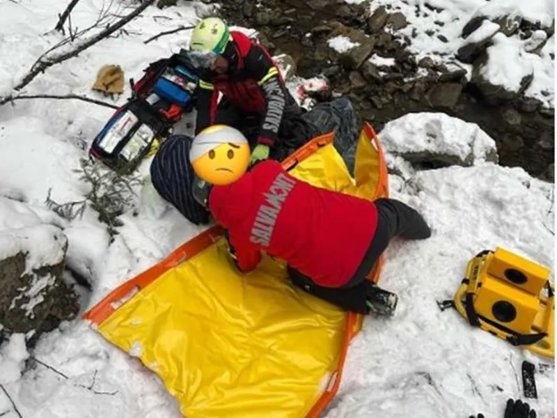 Accident cumplit în Azuga. Om rănit grav, a sărit cu snowmobilul în albia pârâului. În ce stare este: FOTO - Salvamont Prahova(imagin cu rol ilustrativ)