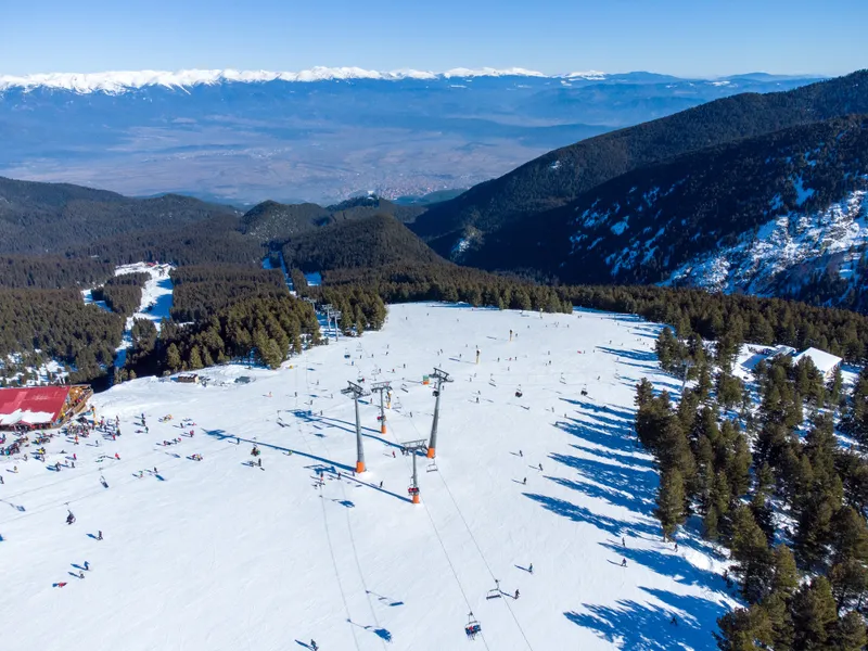 Schi sau snowboard la Bansko? Trei soluții pentru a scăpa de coada de la gondolă. - Foto: Newsweek