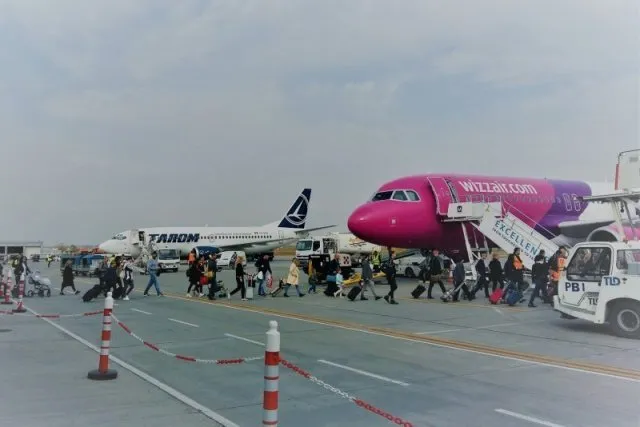 Alertă la aeroport: jumătate de avion cu acte COVID false. Virusul vine pe calea aerului/FOTO: ziaruldeiasi.ro