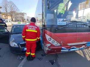 Un autocar închiriat de US Army a intrat pe contrasens și a lovit două mașini parcate Foto: Ziua de Constanța