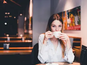 De ce ar fi bine să nu mai bei cafea după o anumită vârstă Foto: Freepik.com