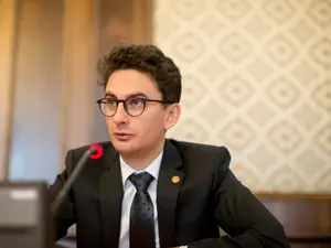 Deputatul USR Iulian Bulai îi îndeamnă pe oameni să meargă la vot/ FOTO: ziarulderoman.ro