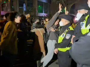 Proteste împotriva carantinărilor au izbucnit duminică la Shanghai, în mai multe universităţi din Beijing şi în alte oraşe din China. / Foto: Profimedia