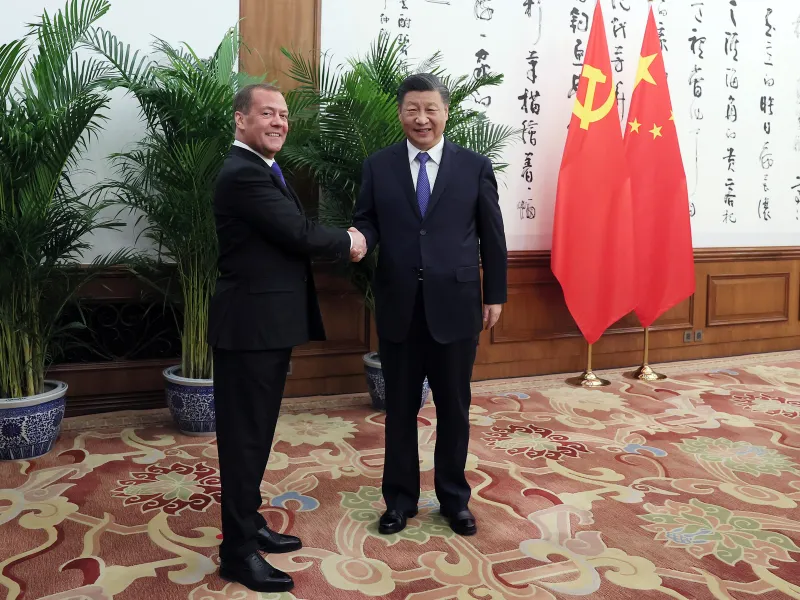 Dmitri Medvedev, în vizită la Xi Jinping/Foto: Profimedia Images