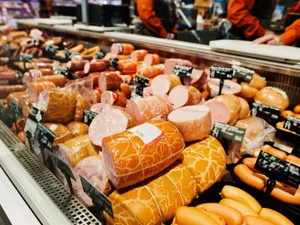 Care parizer din supermarket are cea mai multă carne? Unele nu ajung nici la 10%. Care au zaharuri? - Foto: Freepik