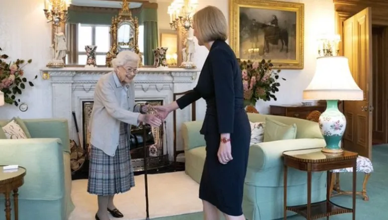 Regina Elisabeta a II-a și Liz Truss, noul premier britanic-   Foto: Twitter @RoyalFamily