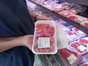 Cum a vrut un client să cumpere carne mai ieftin din supermarket? Agenții de pază au anunțat Poliția - Foto: Profimedia Images (rol ilustrativ)