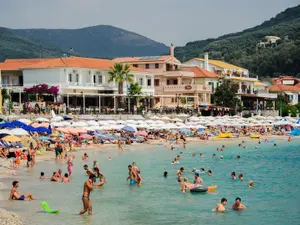 Val de căldură în Grecia, lumea a ieşit la plajă, trecând peste restricţii/FOTO: Getty