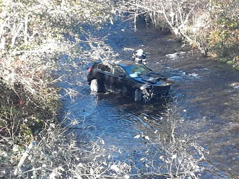 Două tinere au plonjat cu maşina în râu. Ce s-a întâmplat cu ele este de necrezut - Foto: ISU Argeş