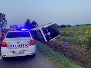 Accident grav, pe DN2 - E85. Un autocar cu 59 de pasageri s-a răsturnat pe câmp - Foto: IPJ Vrancea