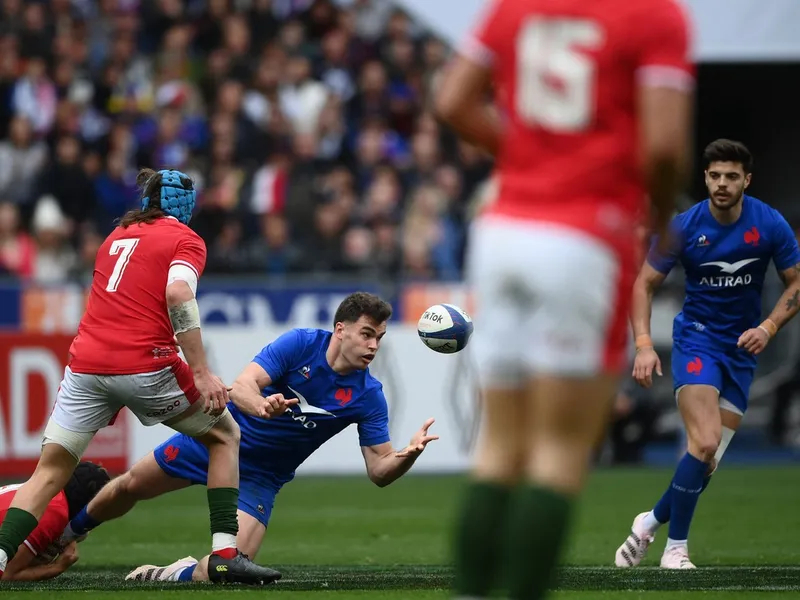 Damian Penaud este placat în timpul meciului internațional de rugby din Turneul celor Șase Națiuni dintre Franța și Țara Galilor - Foto: Profimedia Images