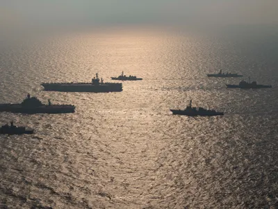 VIDEO China și SUA, bătălie pe strâmtoarea prin care trec 1.000 de nave anual. Alte 7 țări implicate - FOTO US NAVY