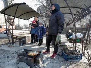 Locuitorii din Mariupol se roagă să plouă ca să aibă apă și vânează porumbei pentru mâncare/FOTO: Reuters