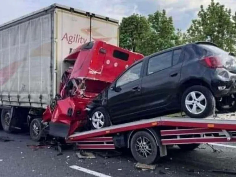 Un șofer român a murit strivit în Ungaria. S-a înfipt cu platforma cu mașini SH într-un TIR. - Foto: Facebook/Info Trafic 24