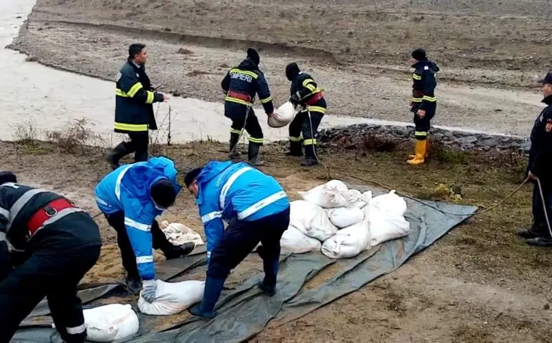 Pompierii repară digul spart sâmbătă pe Teleajen. Sursa foto: ziarulincomod.ro