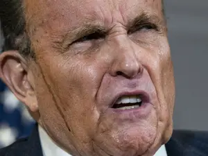 Rudy Giuliani a încercat să răstoarne rezultatul alegerilor prezidențiale în mai multe state, însă toate contestațiile sale au eșuat din cauza lipsei de probe și a viciilor procedurale/FOTO: Getty