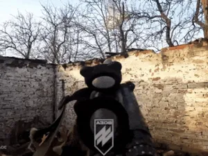 VIDEO Un soldat ucrainean din Brigada Azov doboară o dronă rusească de atac cu doar două focuri de armă. „Am distrus-o, auzi?”