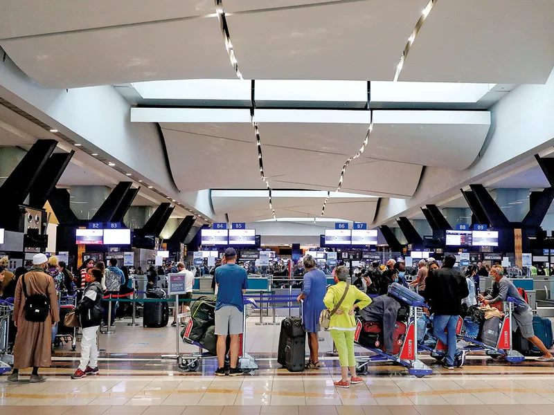 O.R. Aeroportul Internațional Tambo din Johannesburg, după ce țările au interzis zborurile din Africa de Sud. 