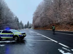 Ce amendă poți să iei dacă nu ai cauciucuri de iarnă? Ninsorile aglomerează vulcanizările Foto: Facebook/Politia Romana