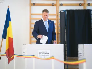 Klaus Iohannis votând la alegerile europarlamentare și la referendumul pentru justiție, care au avut loc duminică. Foto: Facebook