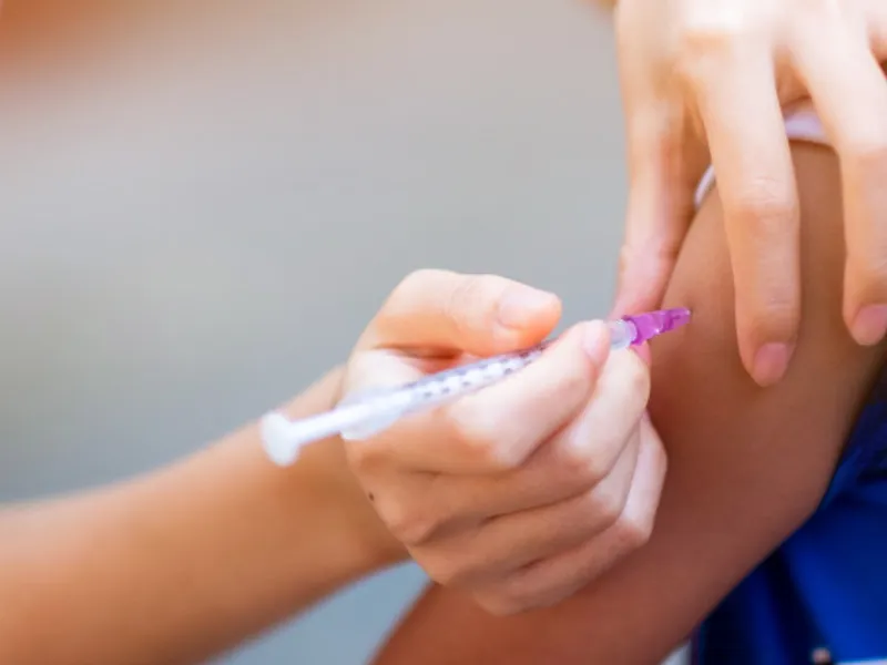 De la 1 august, începe imunizarea tinerilor cu vârste între 12 şi 17 ani cu vaccinul Spikevax. / Foto: digi24.ro