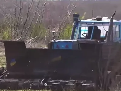 Tractor transformat de un ucrainean în maşină de deminat terenul agricol - Foto: captură video Digi24