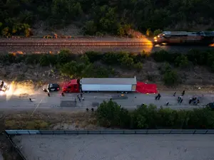 VIDEO Zeci de cadavre ale unor migranți, descoperite într-un TIR abandonat în Texas/FOTO: profimediaimages.ro