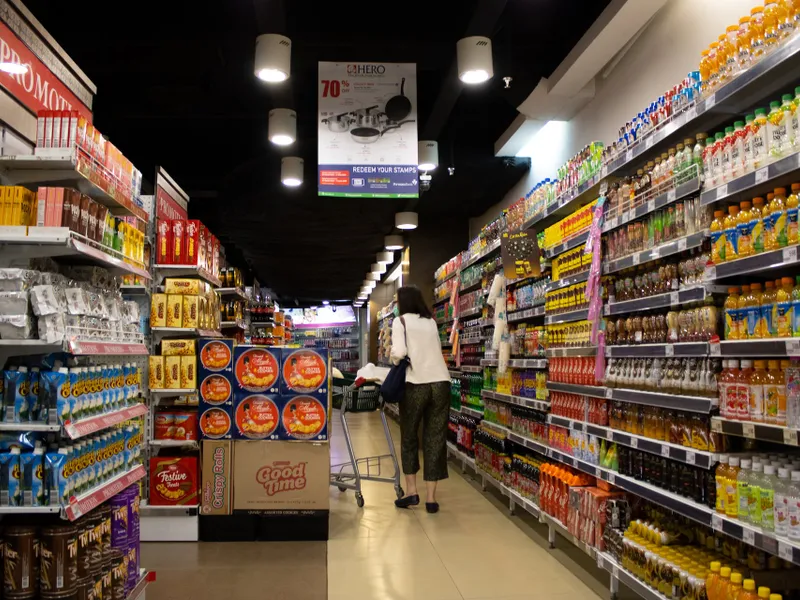 Un supermarket renunță la complet la casele self și reangajează casierii. - Foto: Pexels