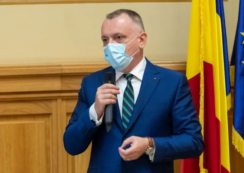 Sorin Cîmpeanu spune că formularul de intenție a vaccinării nu e obligatoriu. FOTO: Facebook