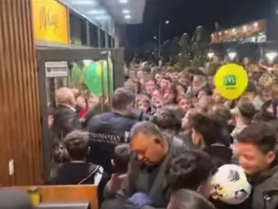 Imagini incredibile, la deschiderea primului McDonald's din Severin. S-au călcat în picioare - Foto: captură video