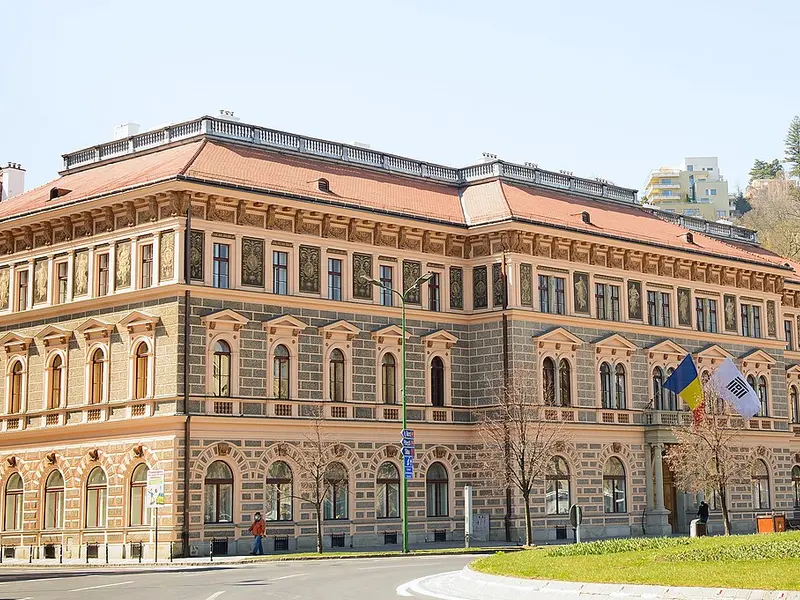 Cazare gratuită şi burse, pentru studenţii Universității Transilvania Brașov care se vaccinează. / Foto: wikipedia.org