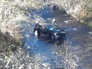 Două tinere au plonjat cu maşina în râu. Ce s-a întâmplat cu ele este de necrezut - Foto: ISU Argeş