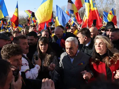 Susținătorii lui Călin Georgescu "invadează" Piața Victoriei. Vor să confiște protestul polițiștilor - Foto: Inquam Photos / George Călin