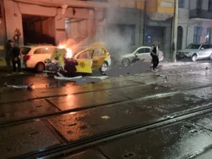 Un taxi a intrat frontal într-un autobuz STB și a luat foc: șoferul mort, 4 clienți la spital. / Foto: infotraficromania.ro