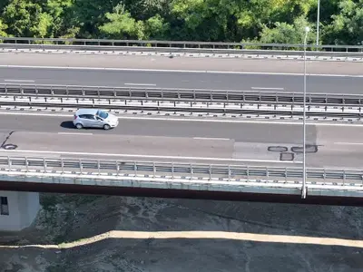 Lucrare de „calitate”, pe autostrada Deva–Sibiu. Fisuri la viaductul Aciliu, după nici 10 ani - Foto: captură video