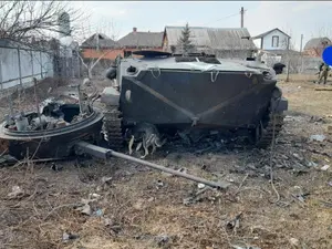 FOTO&VIDEO Tancuri și camioane, distruse de armata ucraineană, pregătite să ajungă la fier vechi