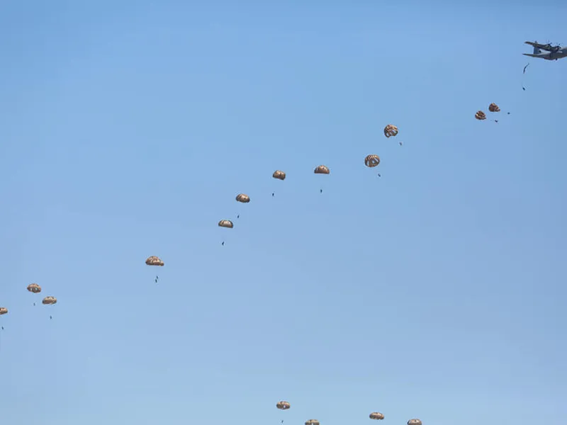 1.000 de parașutiști americani, polonezi, olandezi, germani și români, la baza Boboc /Foto: MApN