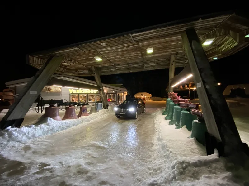 Am oprit la Pyhäjärvi, la 450 de kilometri de Helsinki, la un popas-benzinărie străjuit de niște clopote de biserică spectaculoase. / Foto: Newsweek România