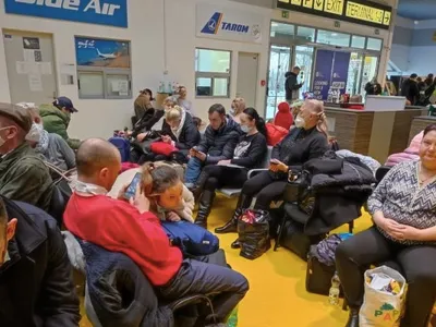 Refugiații ucraineni așteaptă cu cu zecile de ore în aeroportul din Iași/FOTO: ziaruldeiasi.ro