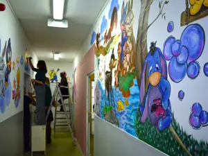 Elevii de la liceul de Arte din Zalău, pictând pereții albi ai secției de pediatrie de la Spitalul de Urgență Zalău - Foto: Agerpres