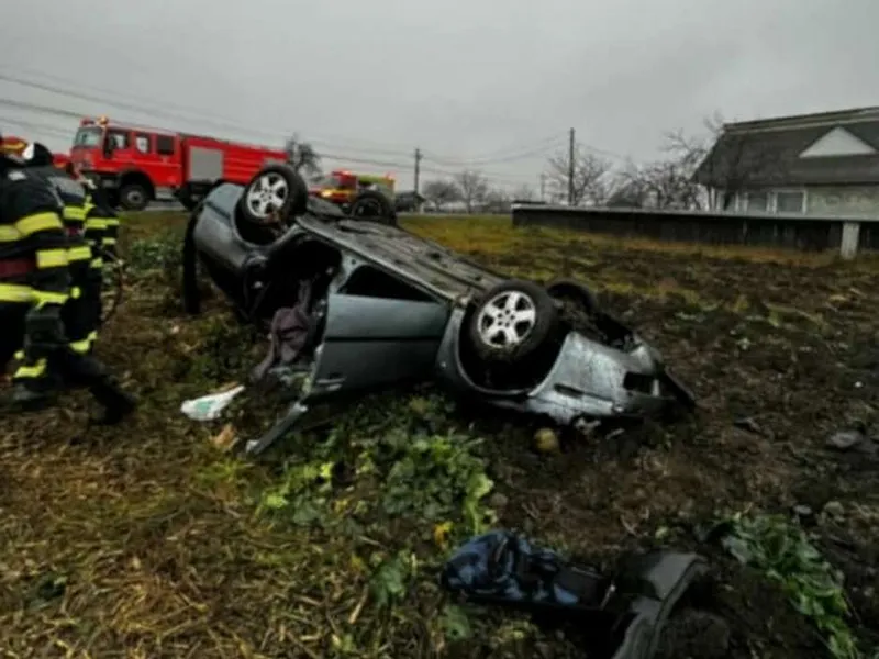 O mașină furată, descoperită răsturnată pe un câmp din Neamț, cu doi bărbați morți înăuntru. / Foto: Info Trafic 24