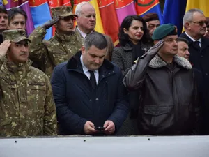 Ministrul Gabriel Leș preferă să se uite în telefon în loc să răspundă salutului militarilor Foto: Bistriteanul