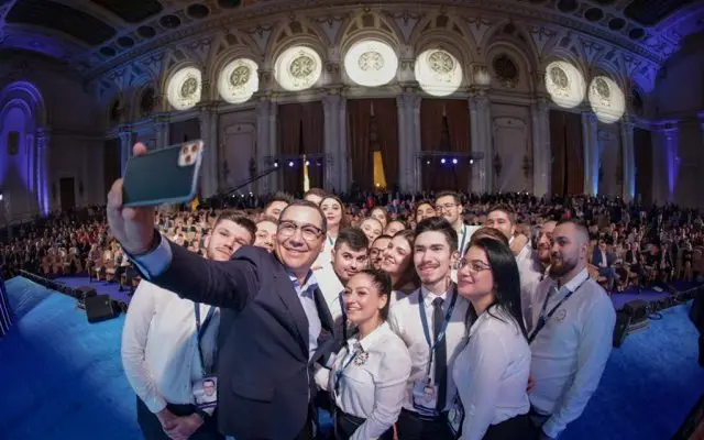 Ponta cu băieți și fete/FOTO: g4media.ro