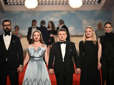 Marin Grigore, Macrina Bârlădeanu, regizorul Cristian Mungiu, Maria Drăguș și Judith State părăsesc Palatul Festivalului în urma proiecției filmului „R.M.N” în cadrul celei de-a 75-a ediții de la Cannes - Foto: Profimedia Images