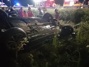 Un bărbat s-a crezut șofer deși nu avea permis. A sărit cu mașina peste un giratoriu și a murit - Foto: presasm.ro